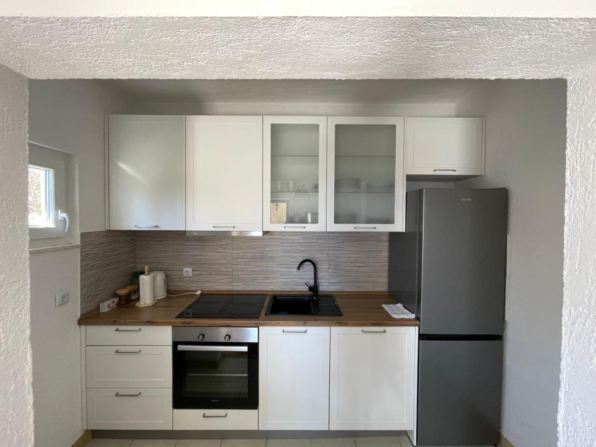 Apartman Ana Vrlika Eksteriør bilde