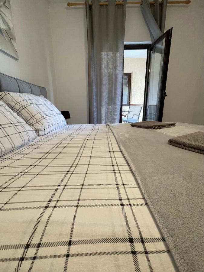 Apartman Ana Vrlika Eksteriør bilde